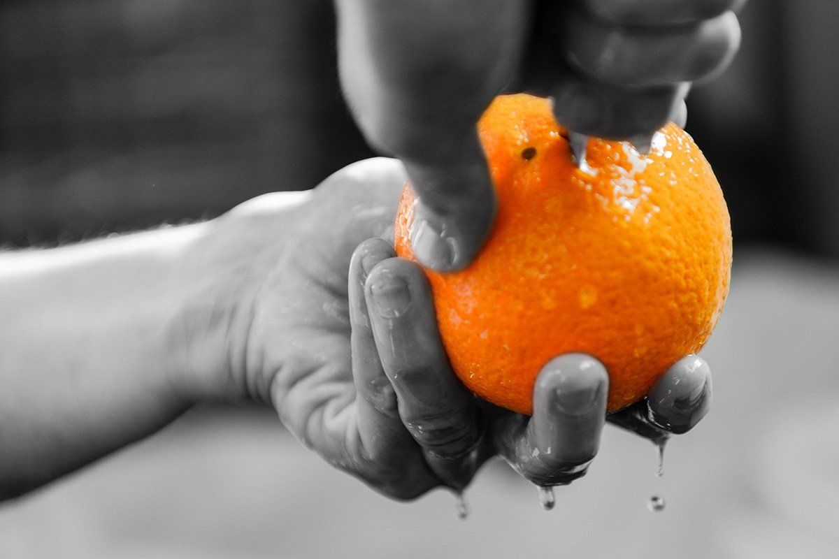 découper les oranges à la main